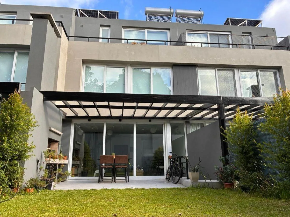 Excelente Triplex en Complejo Privado: P. Baja, 2 Pisos, Galería con Jardín y Parrilla y 2 Cocheras