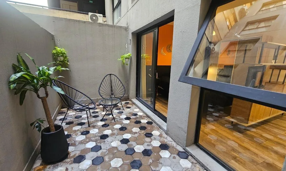 Hermoso Monoambiente Amoblado con Patio