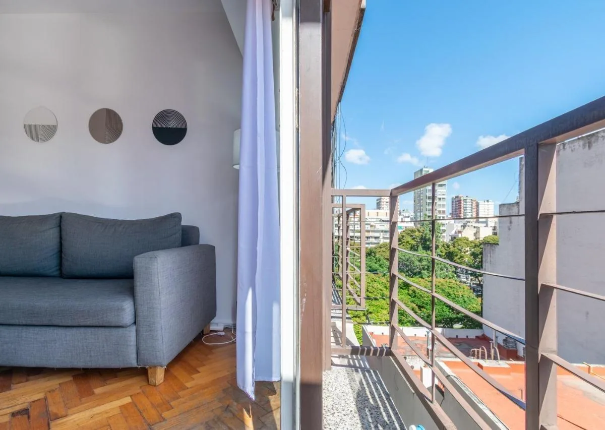 2 ambientes con balcón y AC