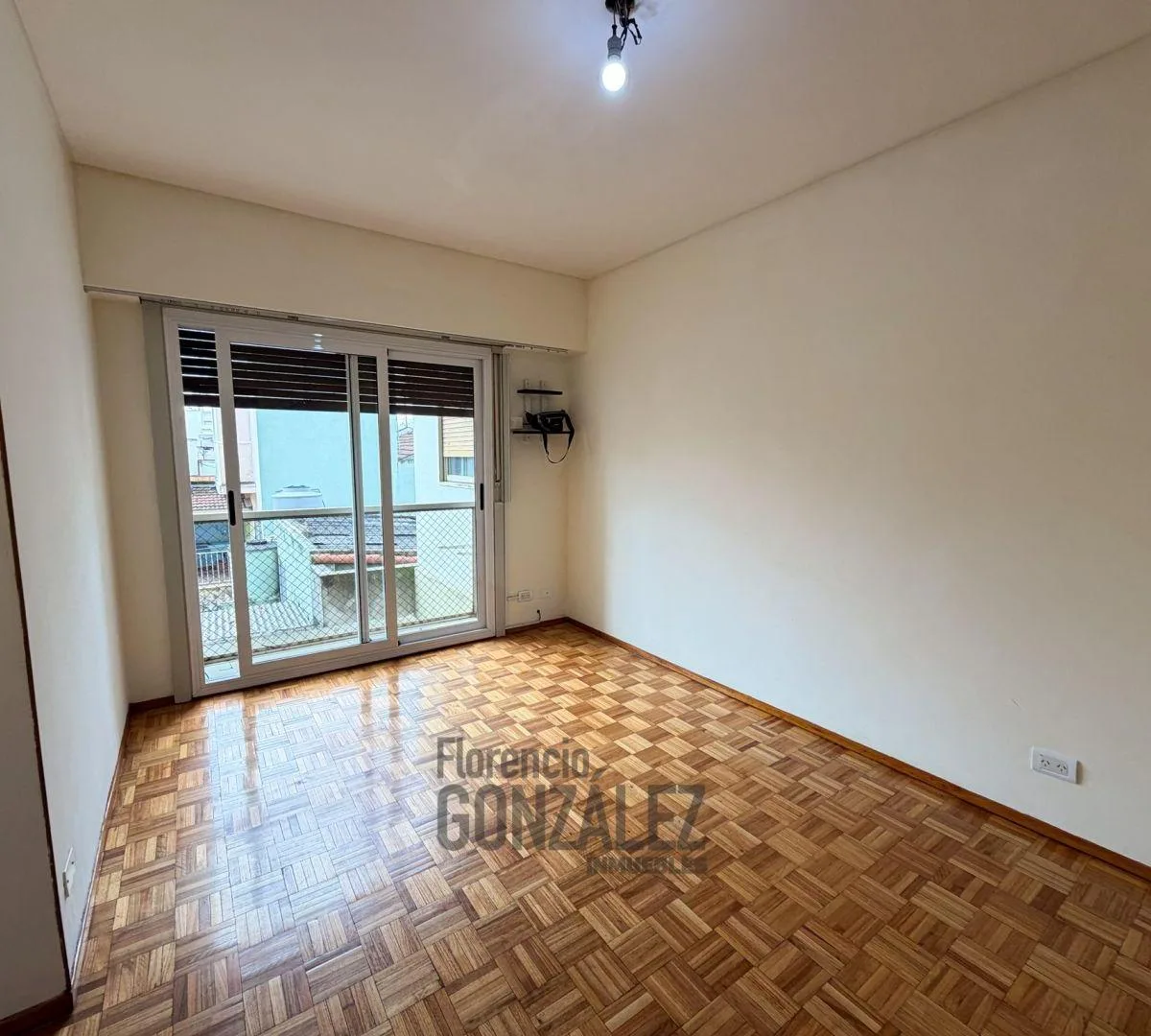 2 ambientes lateral con balcón francés