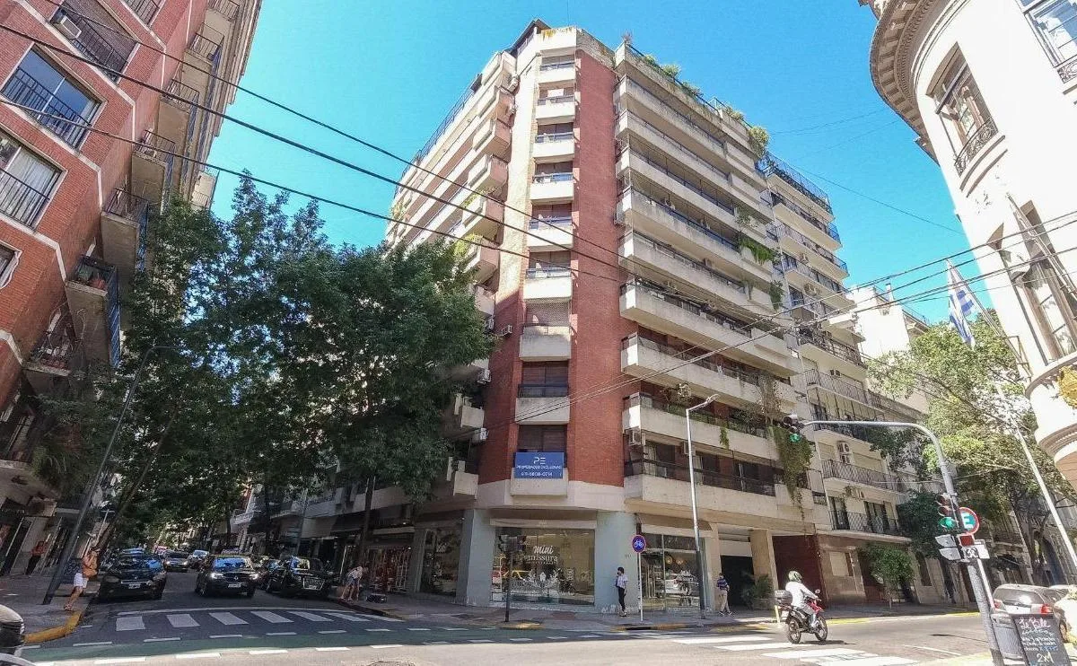 Recoleta, esquina Arenales y Uruguay