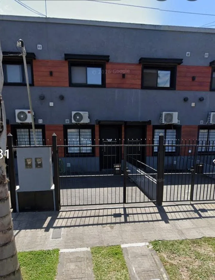 Duplex con balcón y aire acondicionado