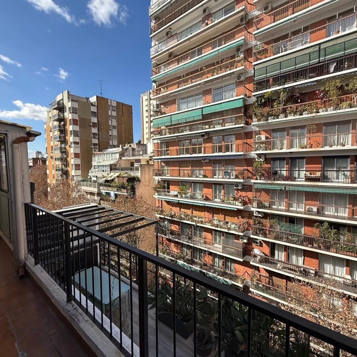 Piso alto con balcón corrido