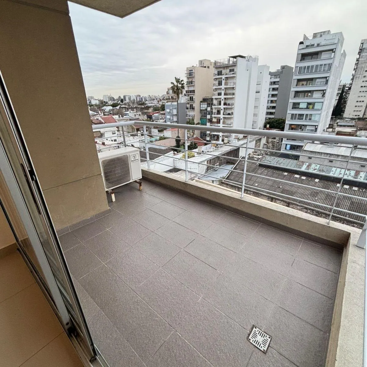 2 ambientes con balcón aterrazado