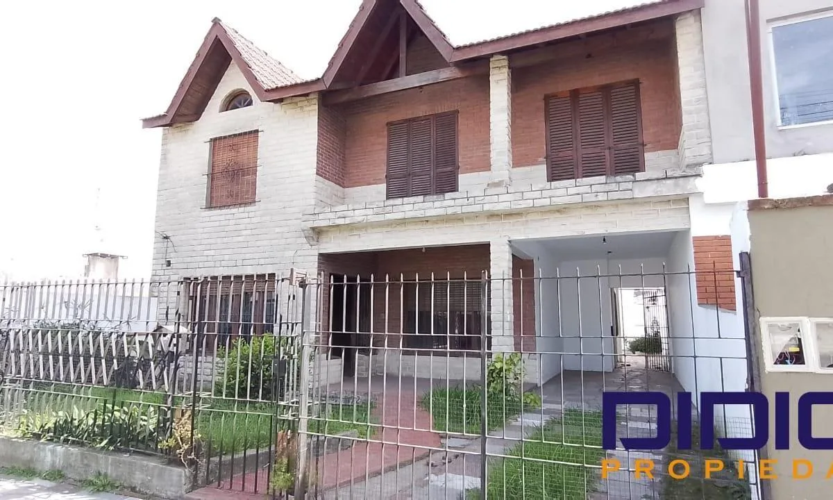 Casa en Adrogue, 4 Dorm. en Alquiler