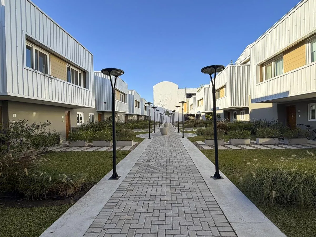 Casa townhouse, 3 dorm, pileta