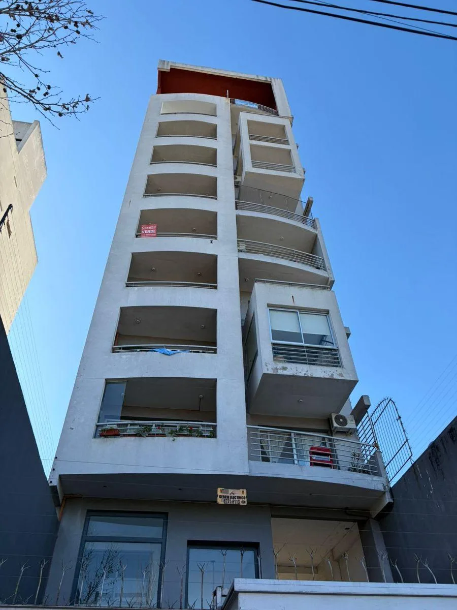 Departamento Semipiso de 2 Ambientes con Cochera, Bernal Centro