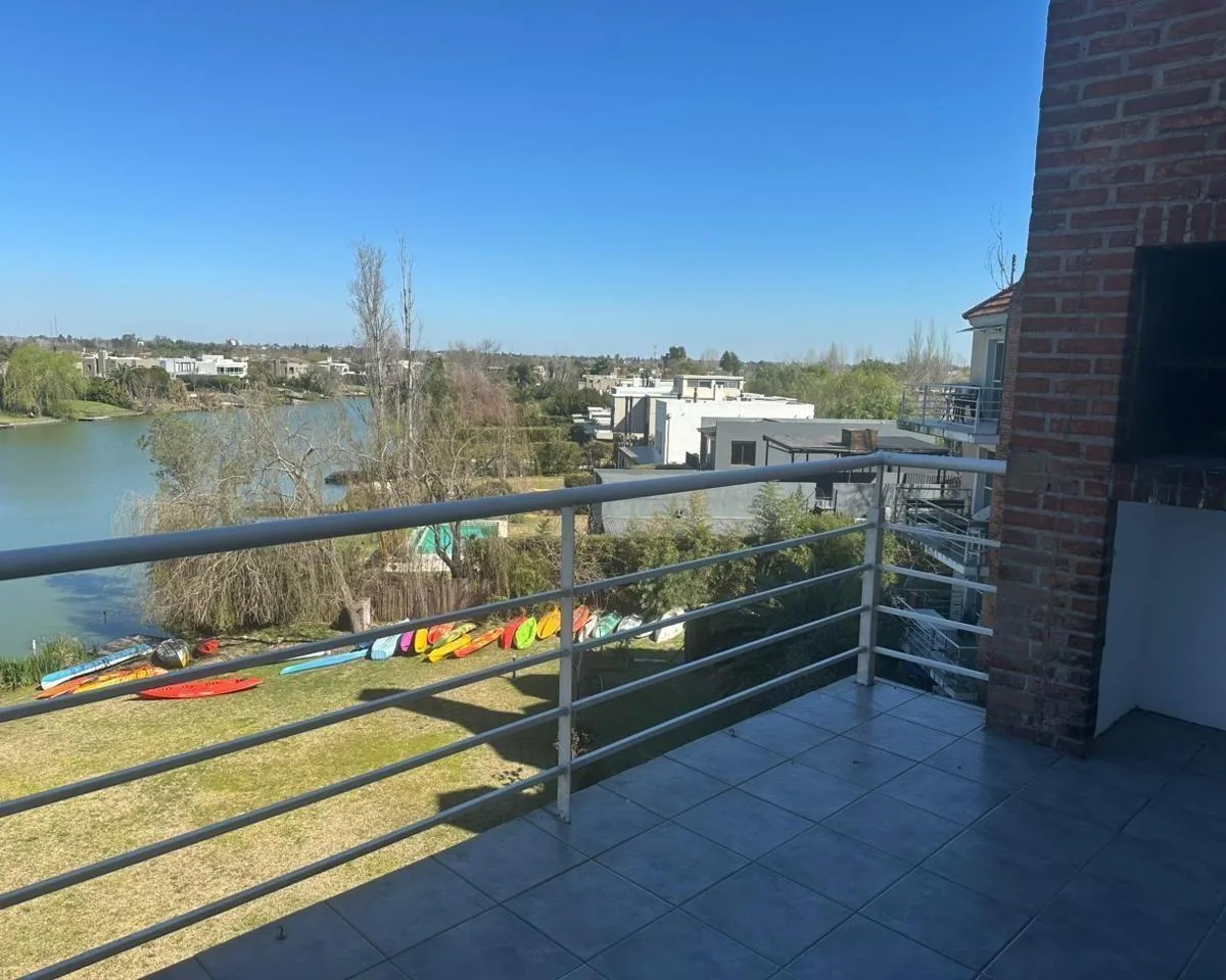 Duplex com terraço e vista para a lagoa