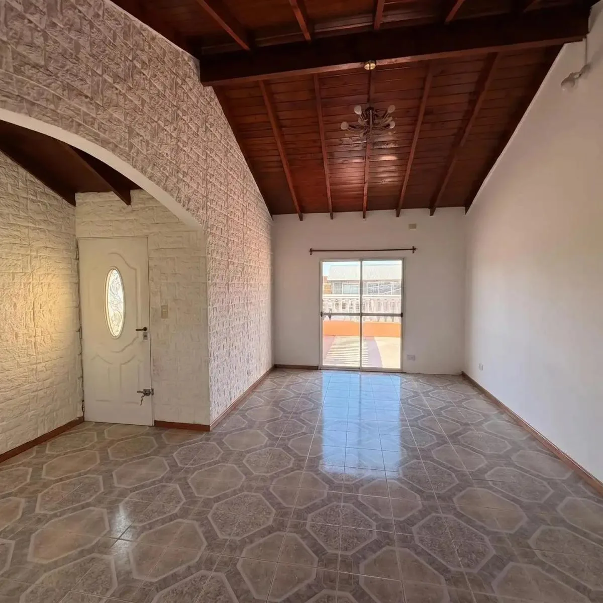 Don Torcuato (Entre Rios 1935) Alquiler PH 3 Amb. en Planta Alta. Balcón Terraza. Parrilla. 80 m&sup2;.