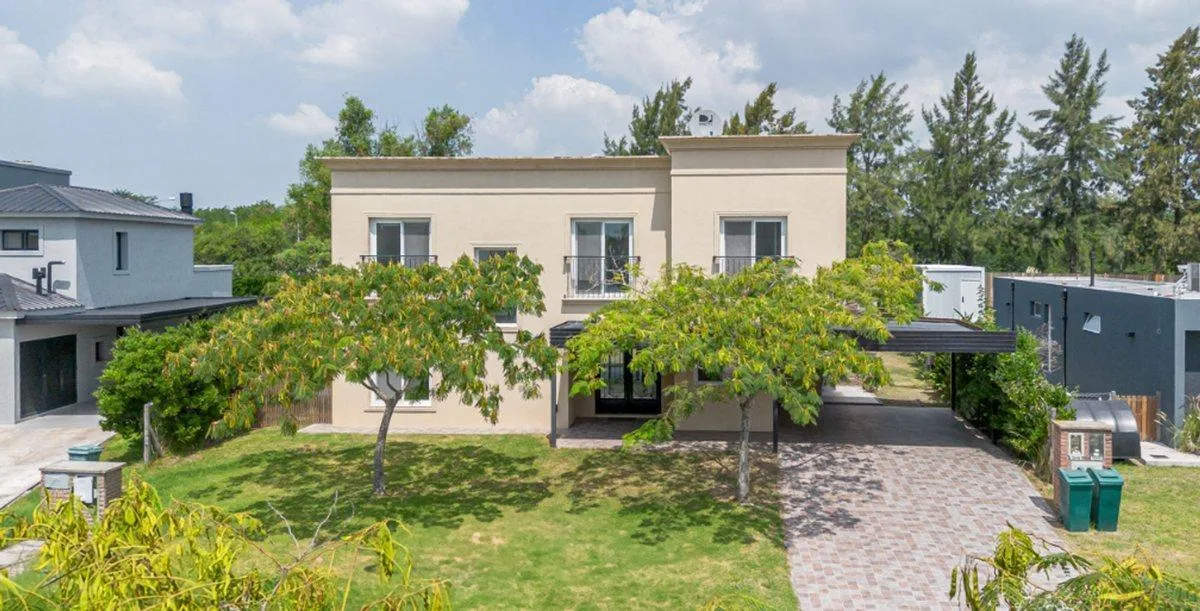 5-room house with pool