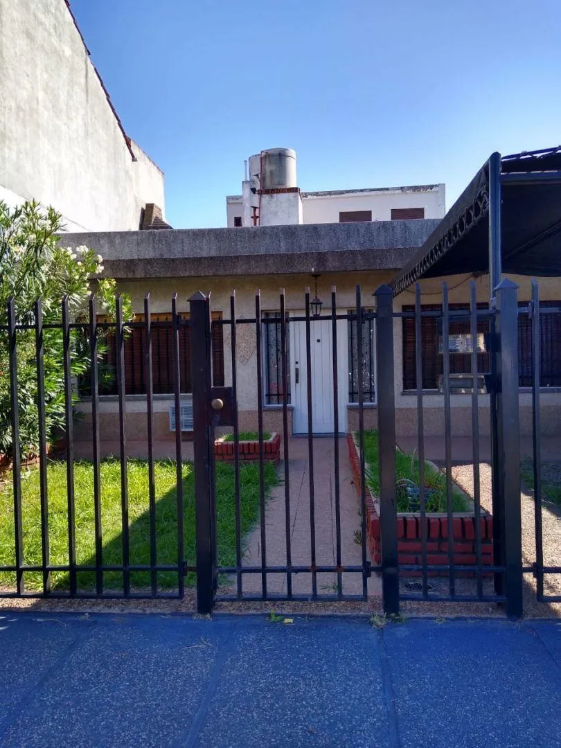 PH al frente con jardín