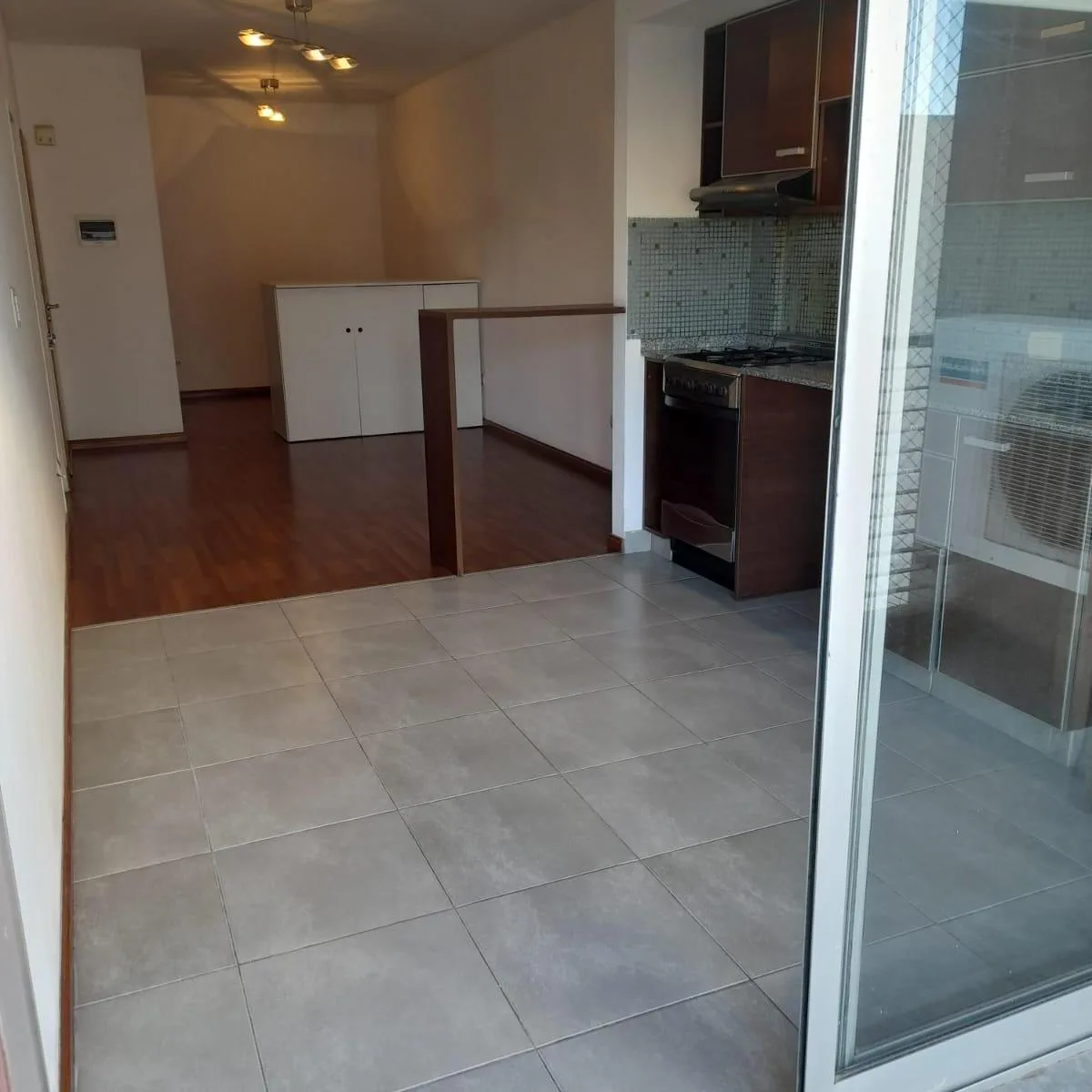 Monoambiente con balcón y parrilla