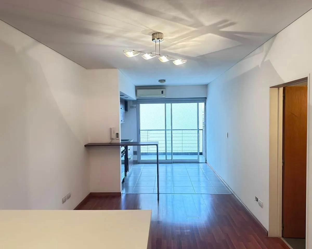 Monoambiente con balcón y parrilla