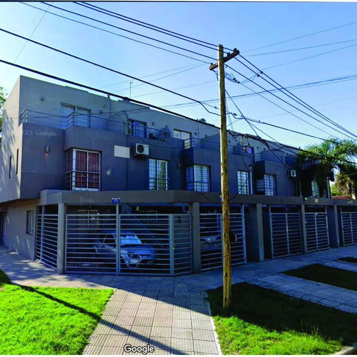 Triplex con cochera y balcón