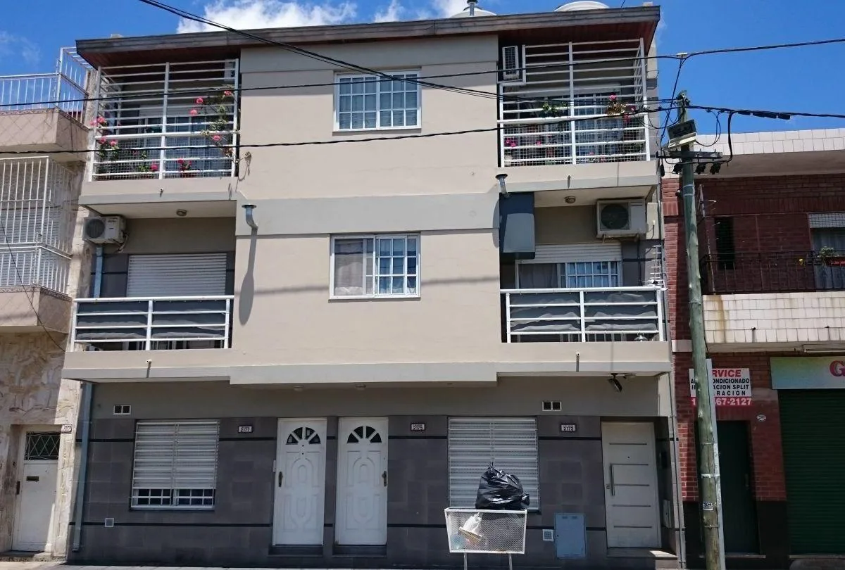 2 Ambientes Primer Piso por Escalera