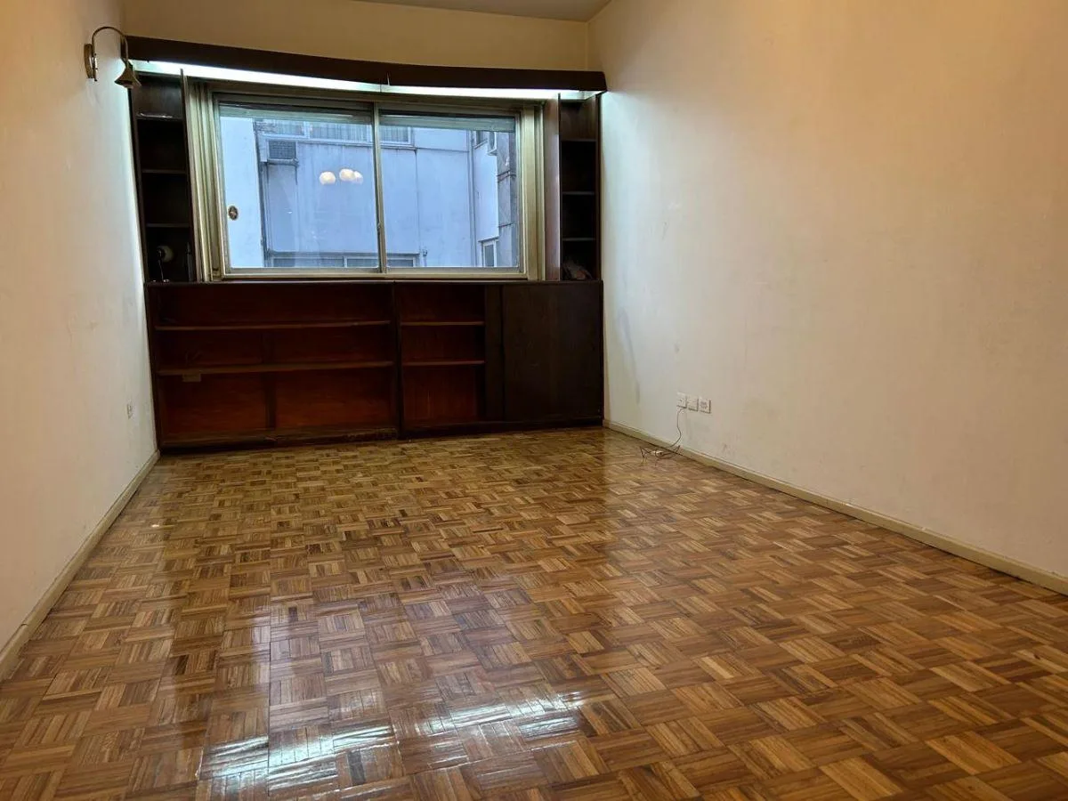 Dos Ambientes en Buena Zona del Centro - Ubicación Estratégica