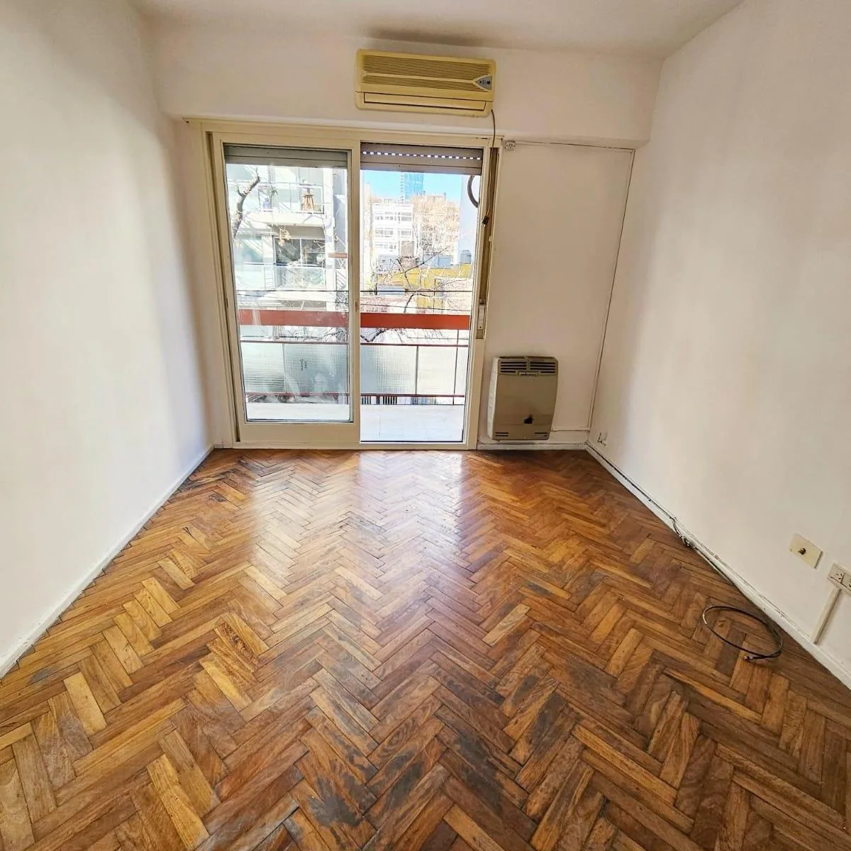 2 ambientes con balcón corrido