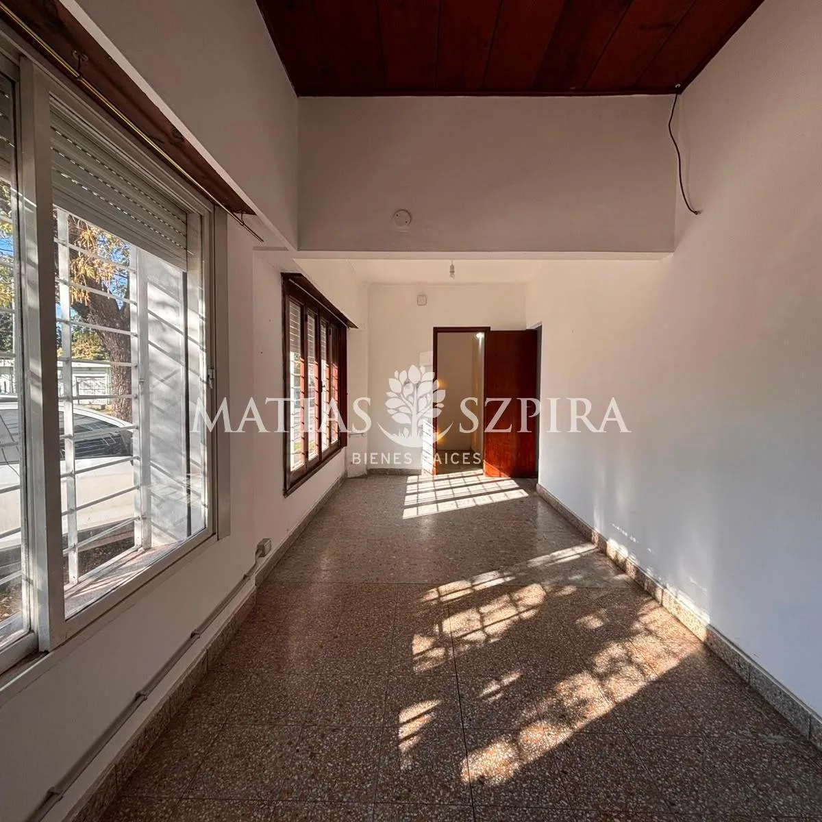 2 dormitorios, patio y garage