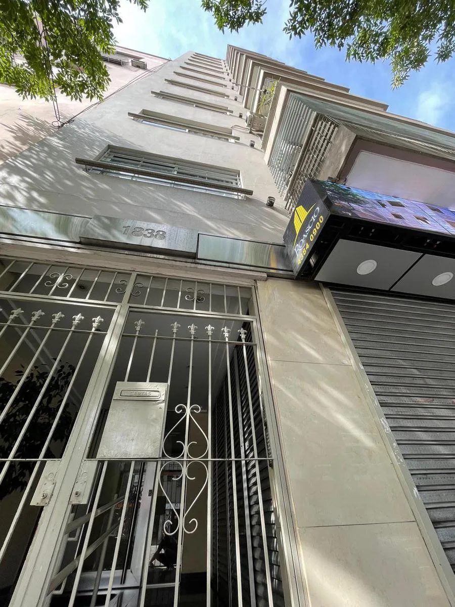 Departamento con balcón y patio
