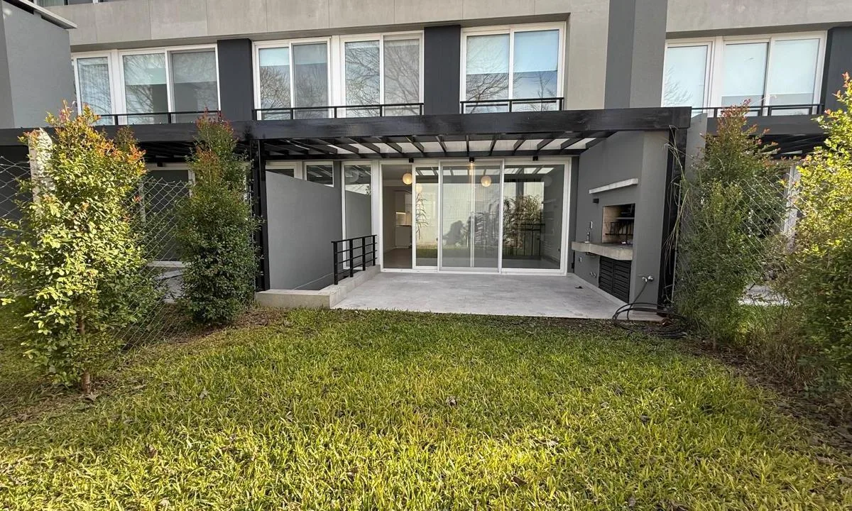 Casa en Alquiler, 4 Dorm. en Las Lomas de San Isidro, con Parrilla