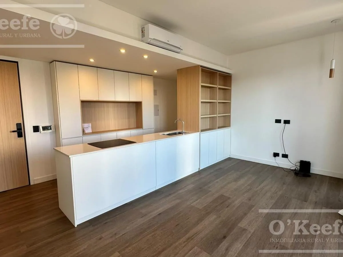 1 dormitorio con balcón