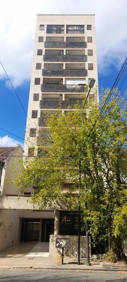 4º andar com varanda e 1 quarto