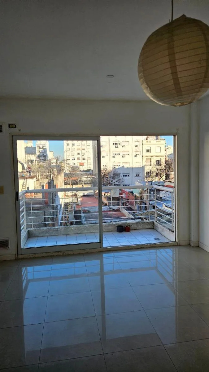 Monoambiente con balcón y bajas expensas