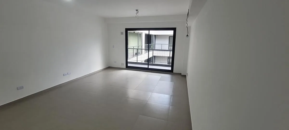 Monoambiente con balcón y terraza