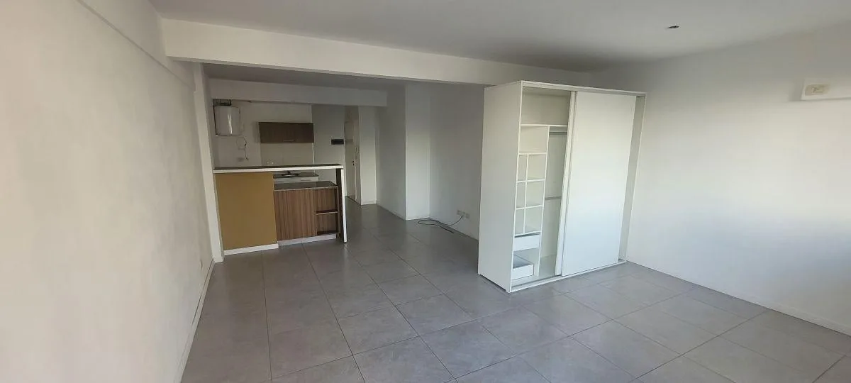 Frente con balcón, 60 m²