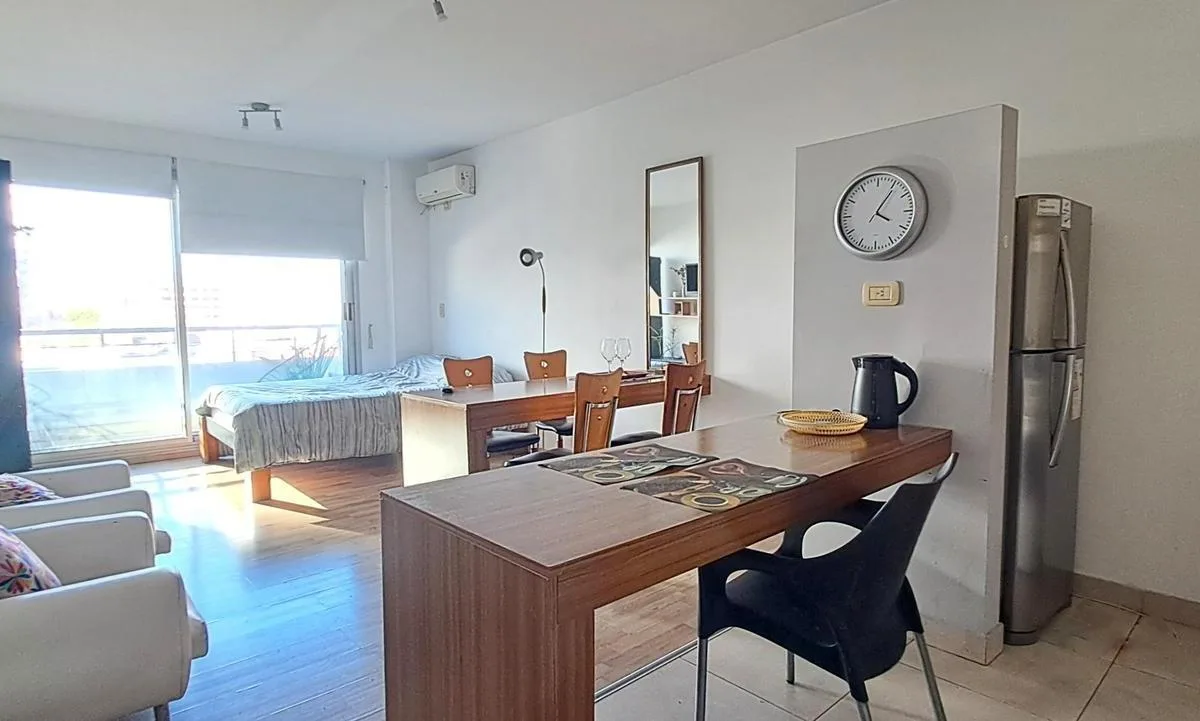 Monoambiente con balcón y amenities
