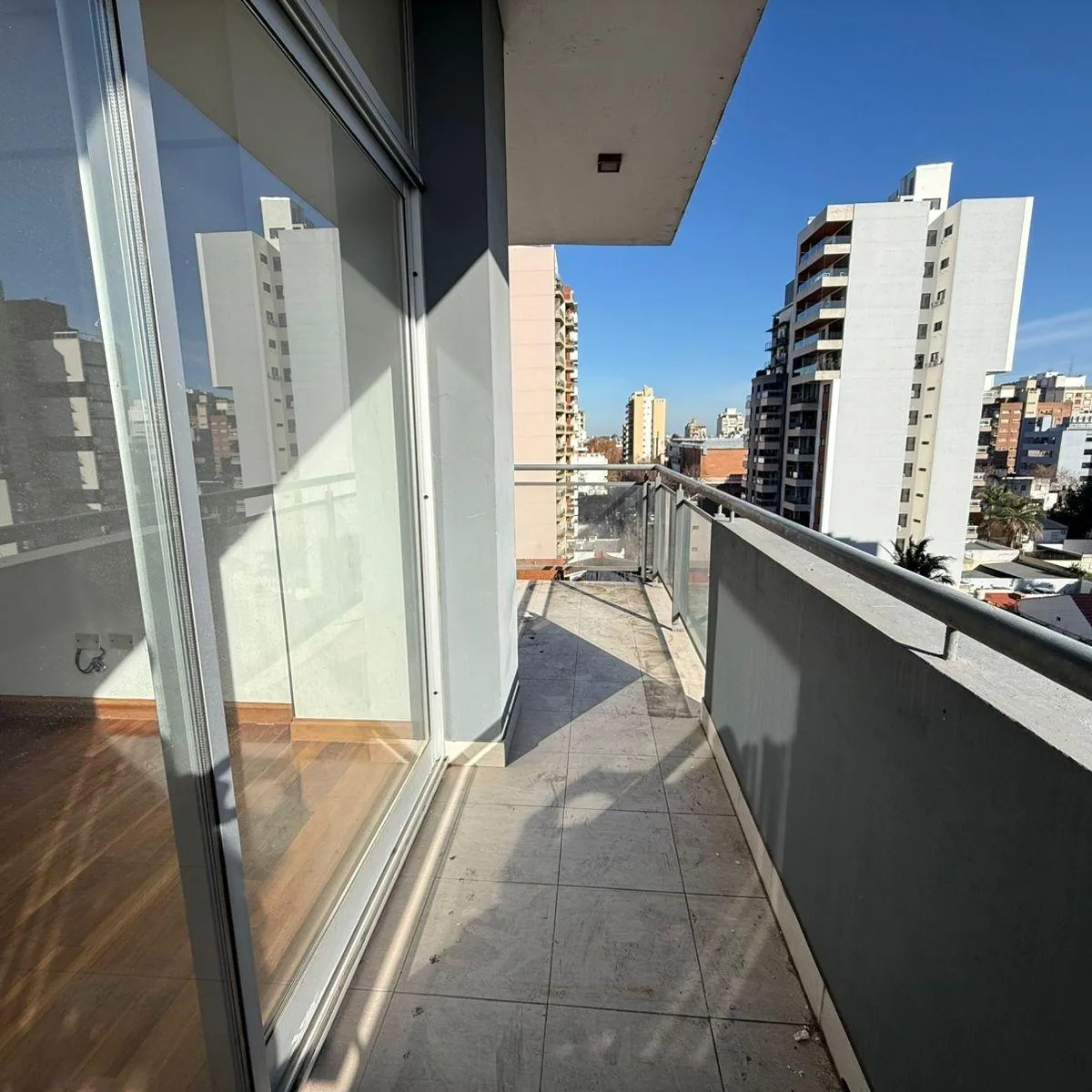 Piso 7 con balcón terraza