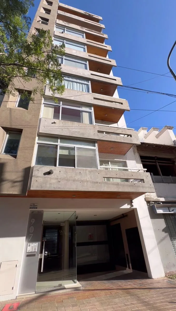 1 dormitorio con escritorio