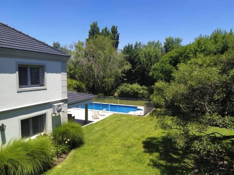 Venta/ Alquiler Oportunidad 4 Dorm. Impecable Casa Sobre Lote Interno. Estilo Clásico