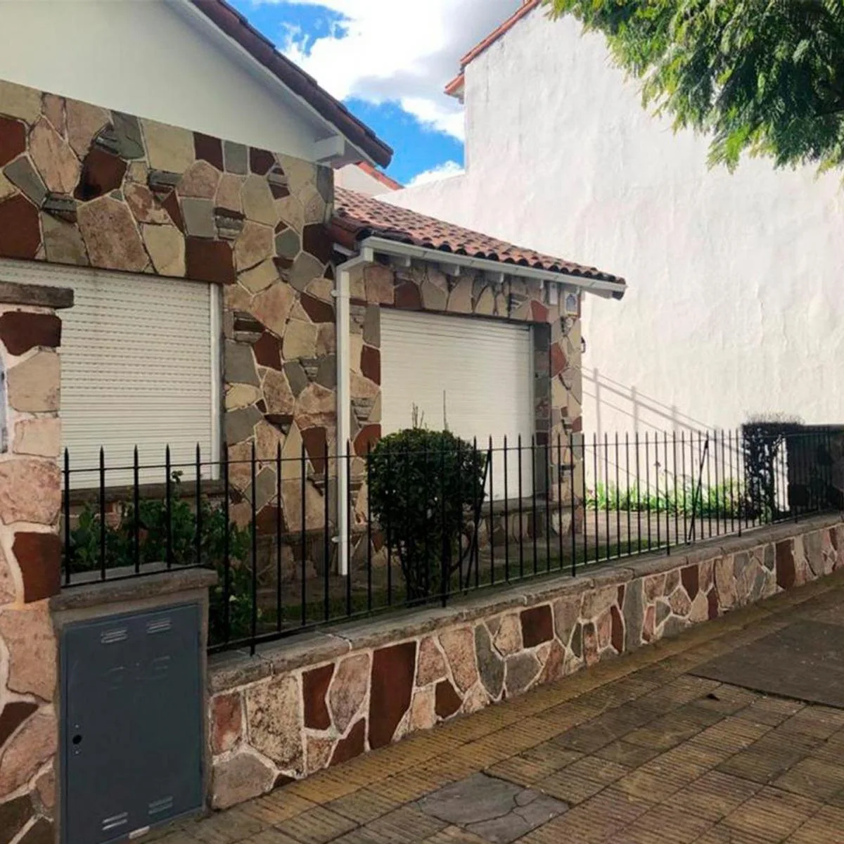 Casa con jardín y garage