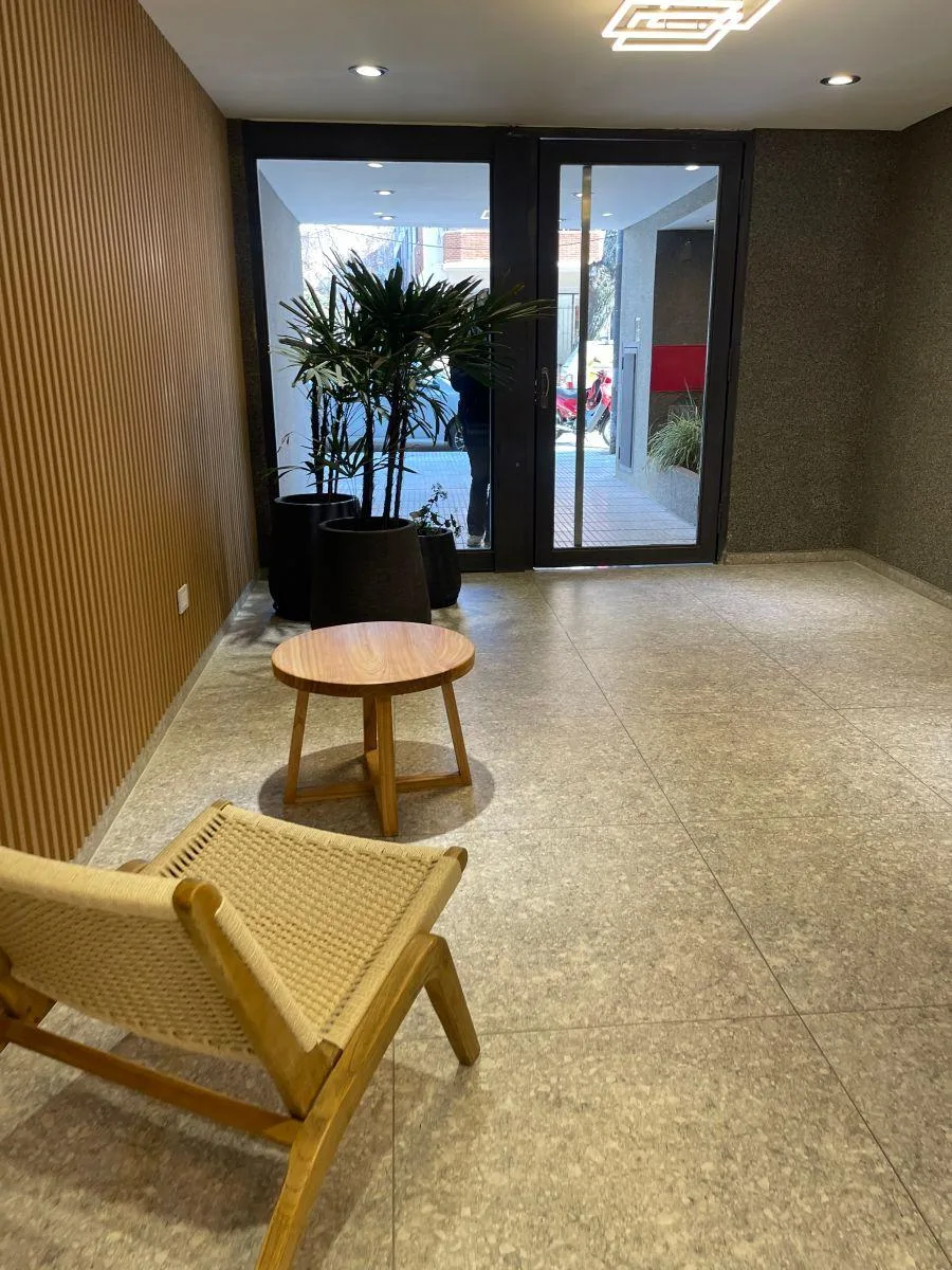 Monoambiente con balcón y terraza