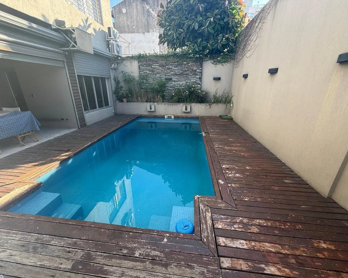 Venta de Casa 5 Amb en Quilmes con Quincho Pileta y Cochera