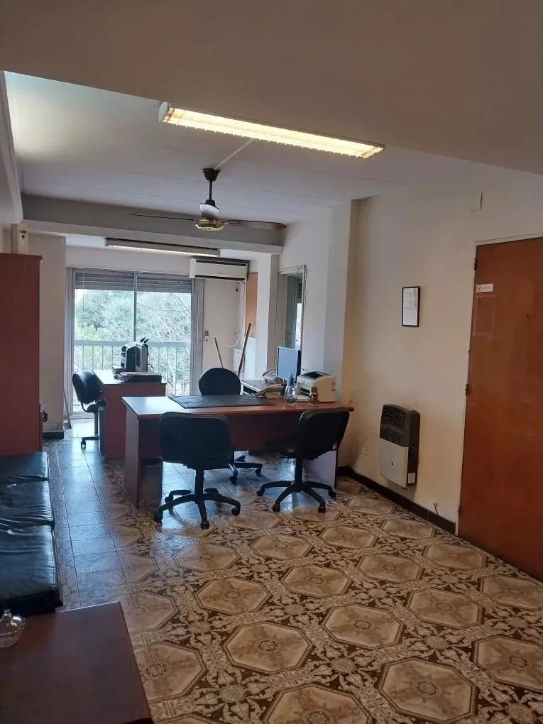 3 ambientes al frente con balcón