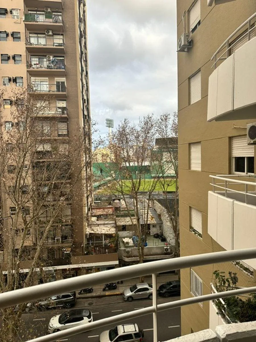 Monoambiente al frente con balcón