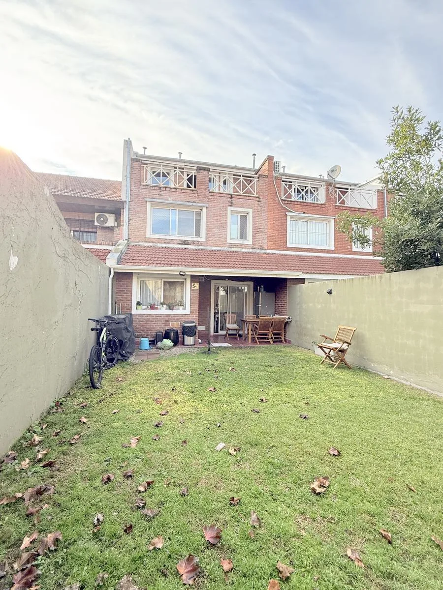 Hermosa Propiedad con 3 Dorm. + Amplio Playroom Jardin m Estacion y Alvear