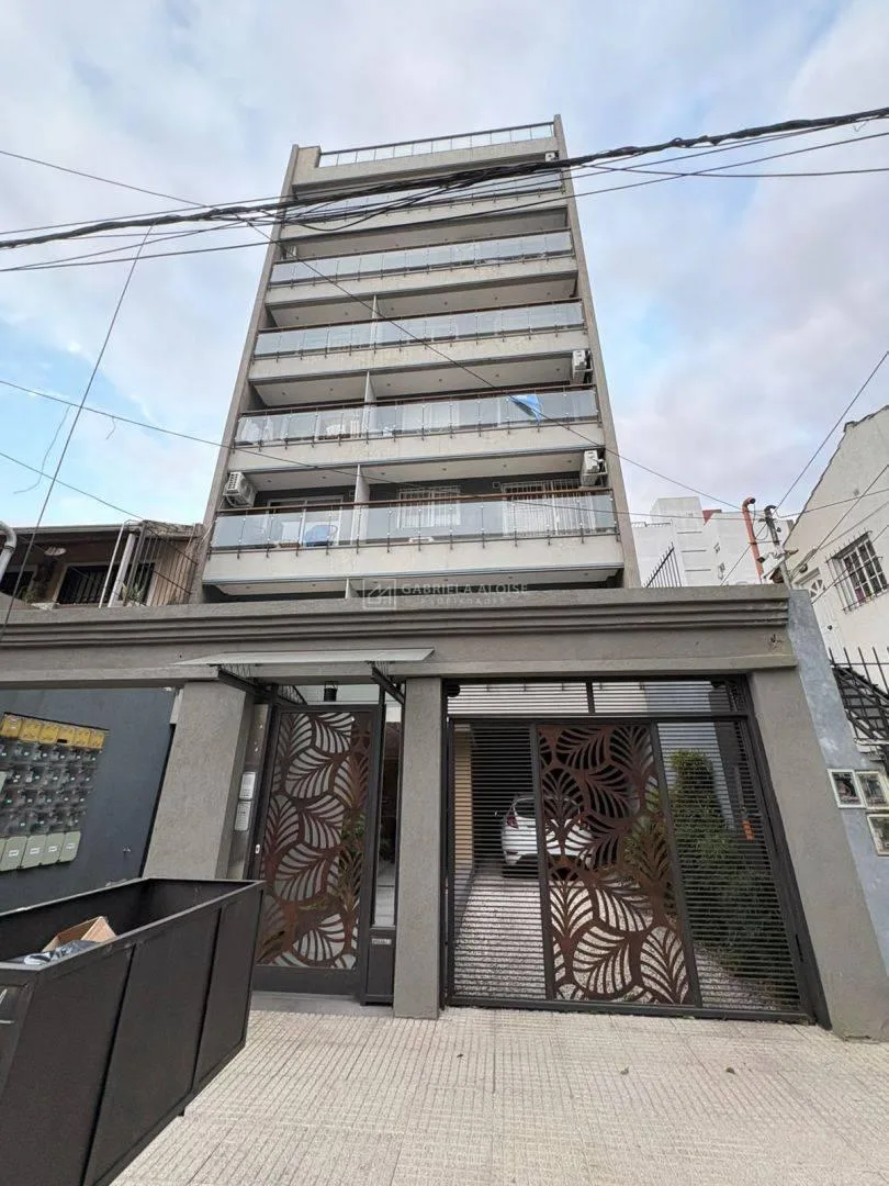 Alquiler de Departamento 2 Ambientes Profesional con Cochera en Caseros, Tres de