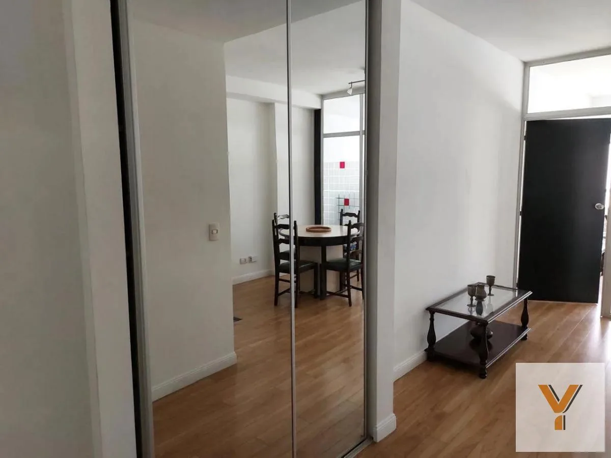 1 dormitorio con balcón