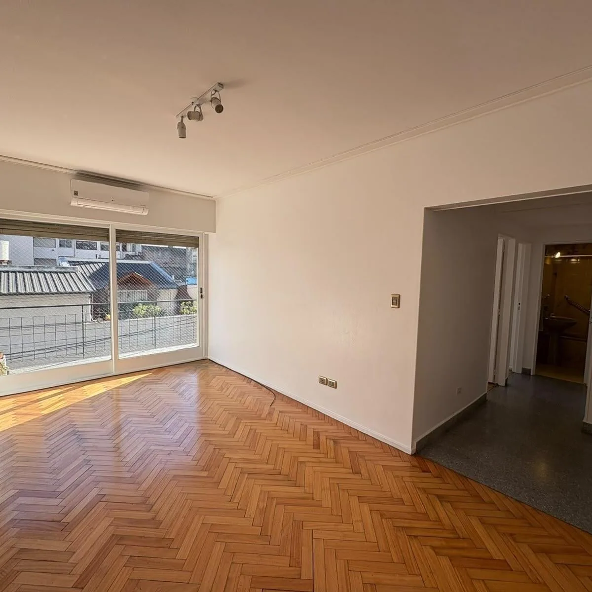 Alquiler Departamento 3 Ambientes, Amplio con Balcón Corrido, 73 M&sup2;3 Totales, Paternal
