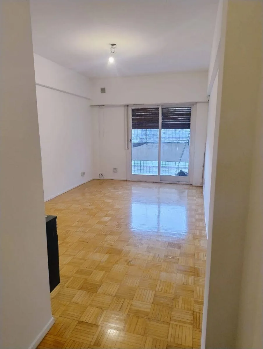 3 ambientes al frente con balcón