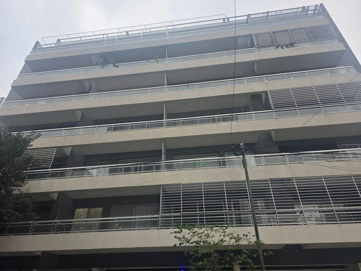 Piso 5 con balcón y amenities