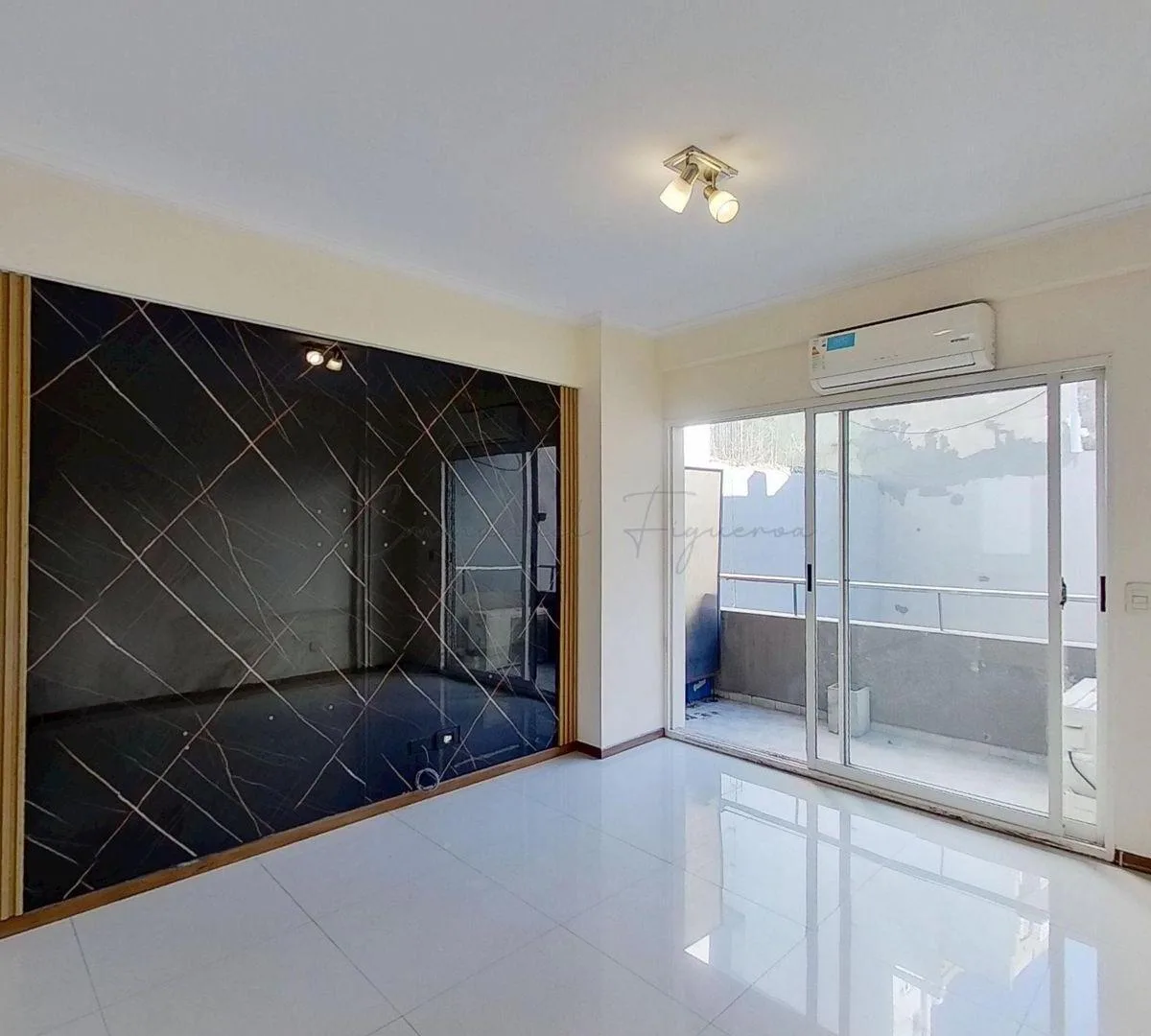 2 ambientes con patio y 2 balcones