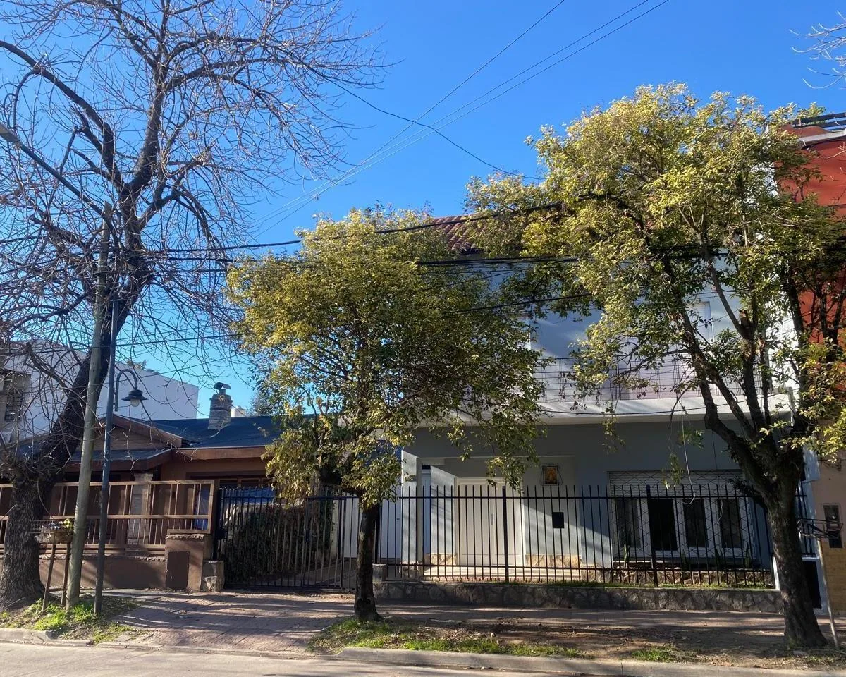 Casa reciclada con jardín y pileta