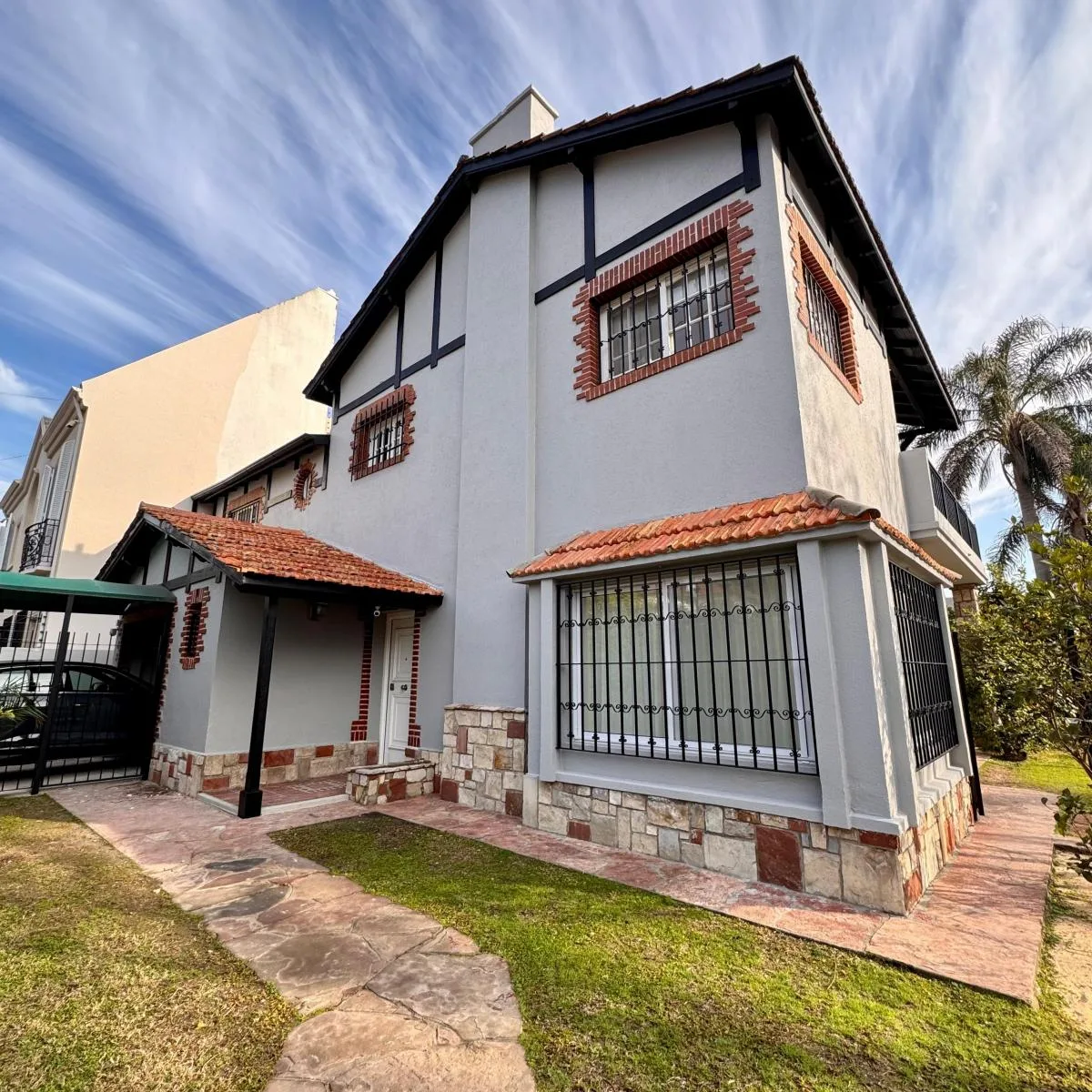 4-bedroom house with pool