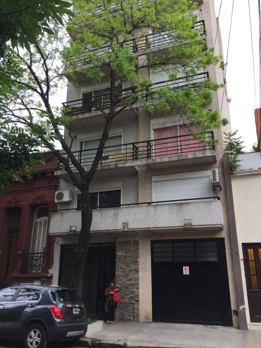 Monoambiente con balcón, Flores