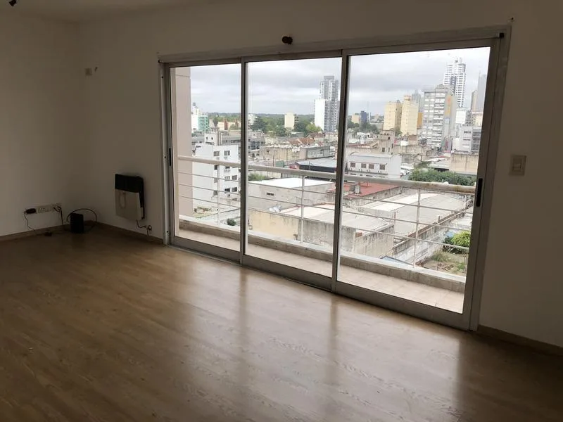 Departamento piso 10 con balcón