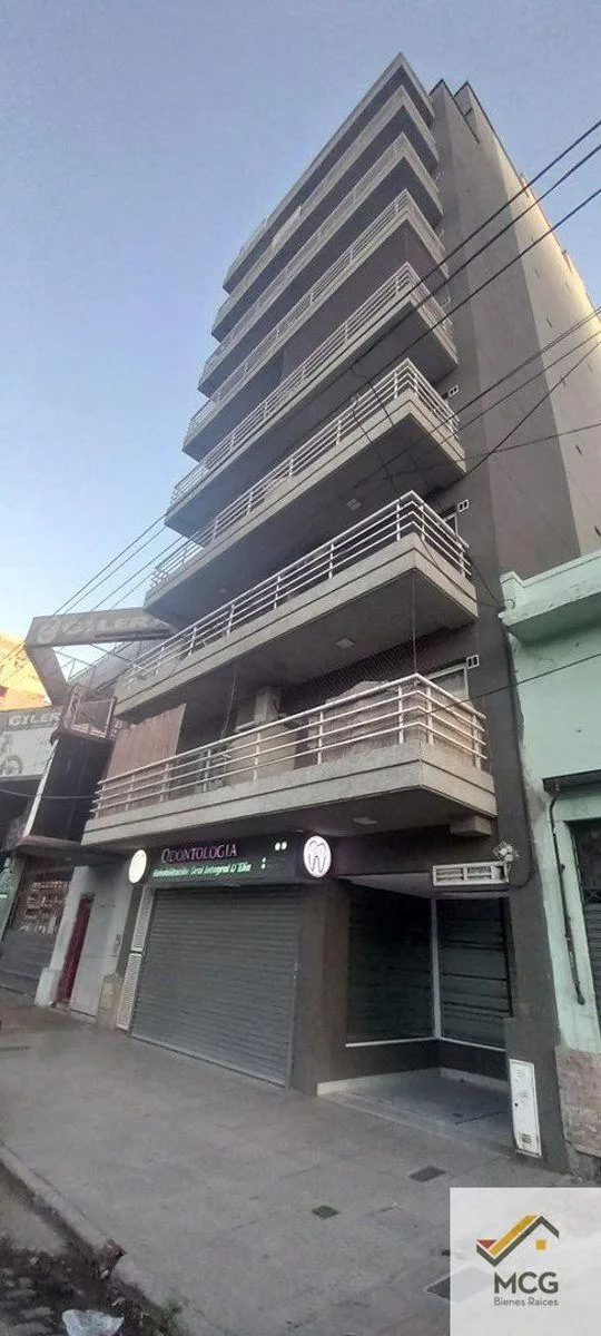 Monoambiente con balcón y A/C